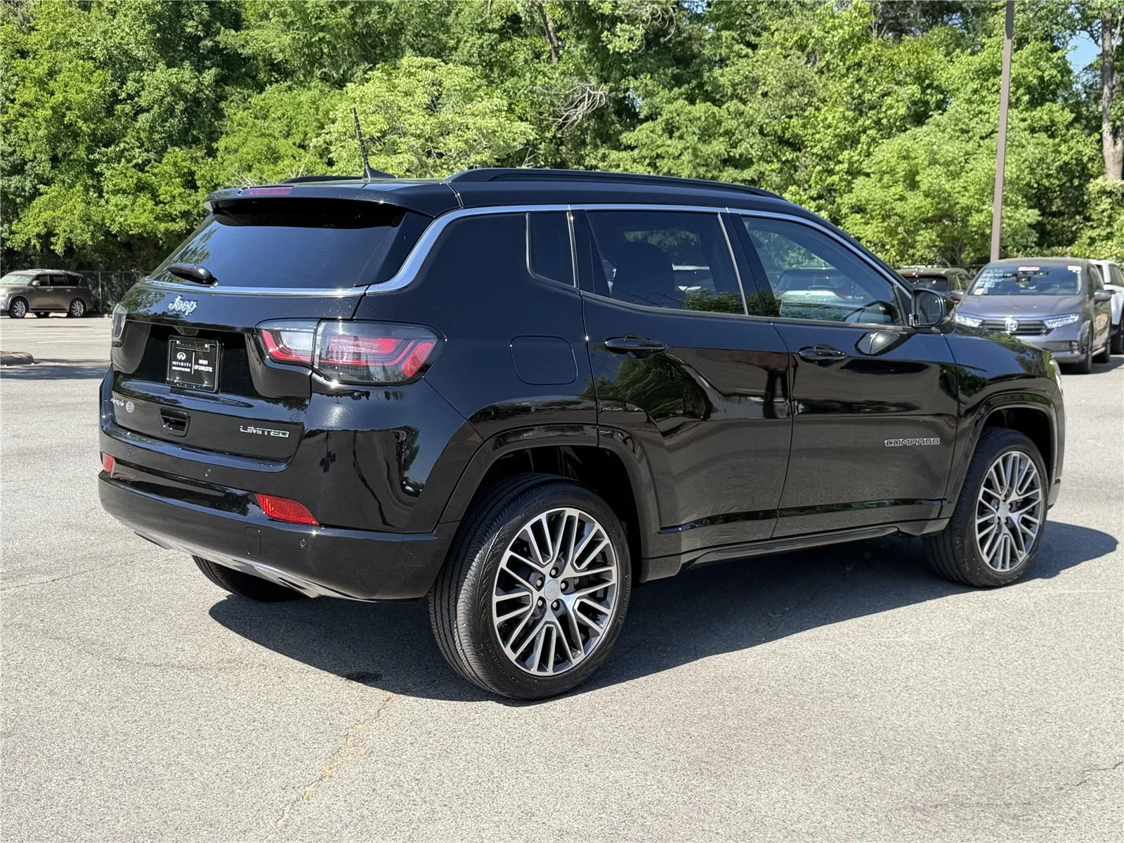 Used 2023 Diamond Black Crystal Pearlcoat Jeep Limited image 29
