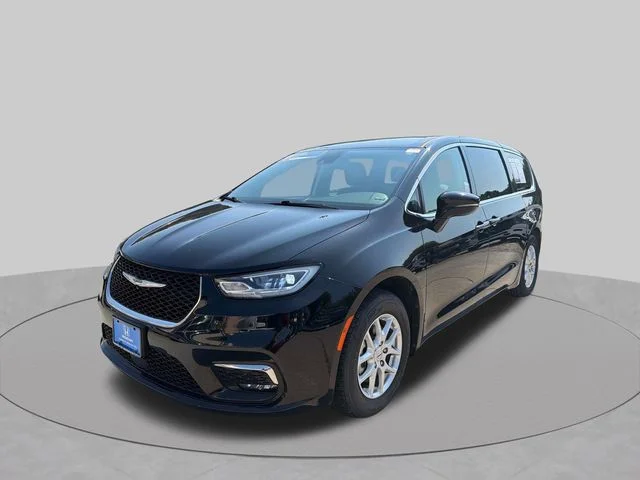 Used 2024 Diamond Black Chrysler Touring L image 2