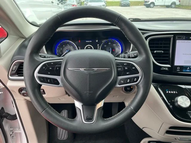 Used 2023 White Chrysler Touring L image 21