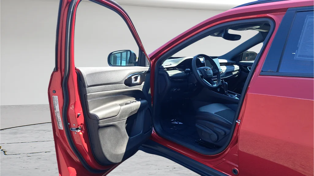 New 2026 Red Hot Pearlcoat Jeep Latitude image 9