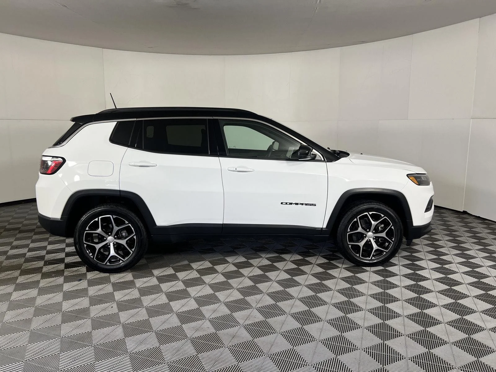 Used 2024 White Jeep Limited image 28