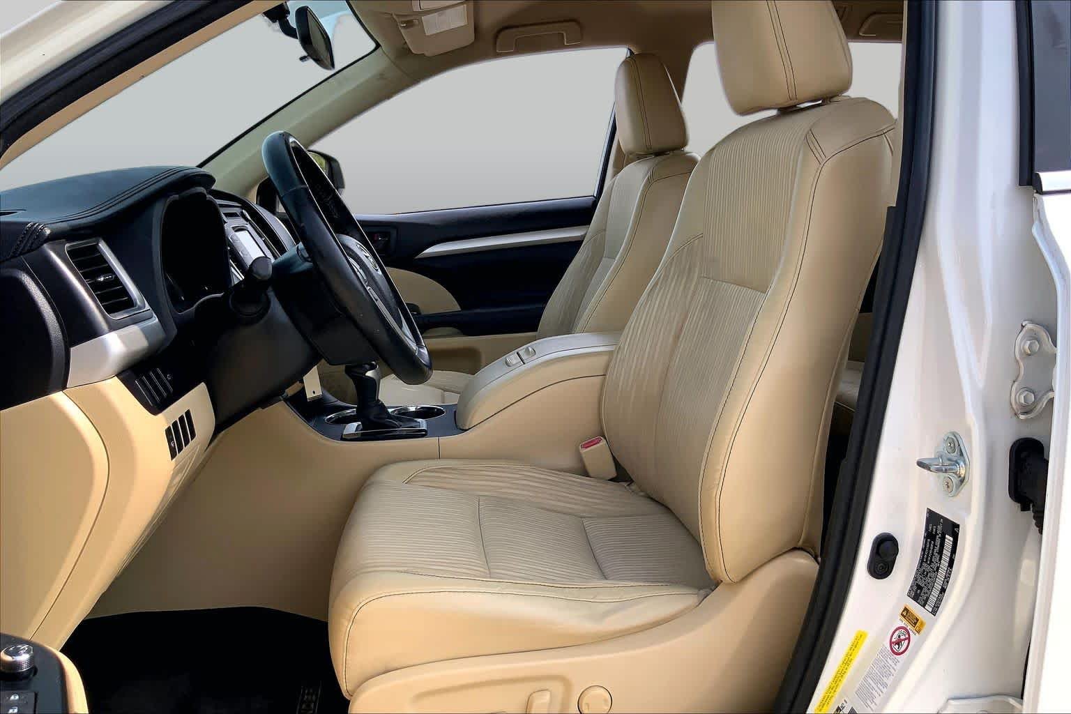 Used 2015 Blizzard Pearl Toyota LE Plus image 8
