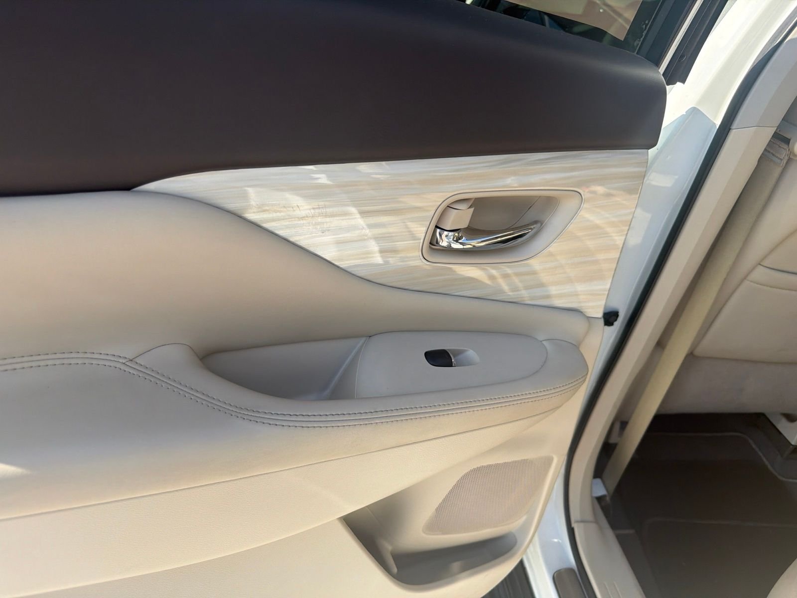 Used 2017 Pearl White Nissan SL image 18