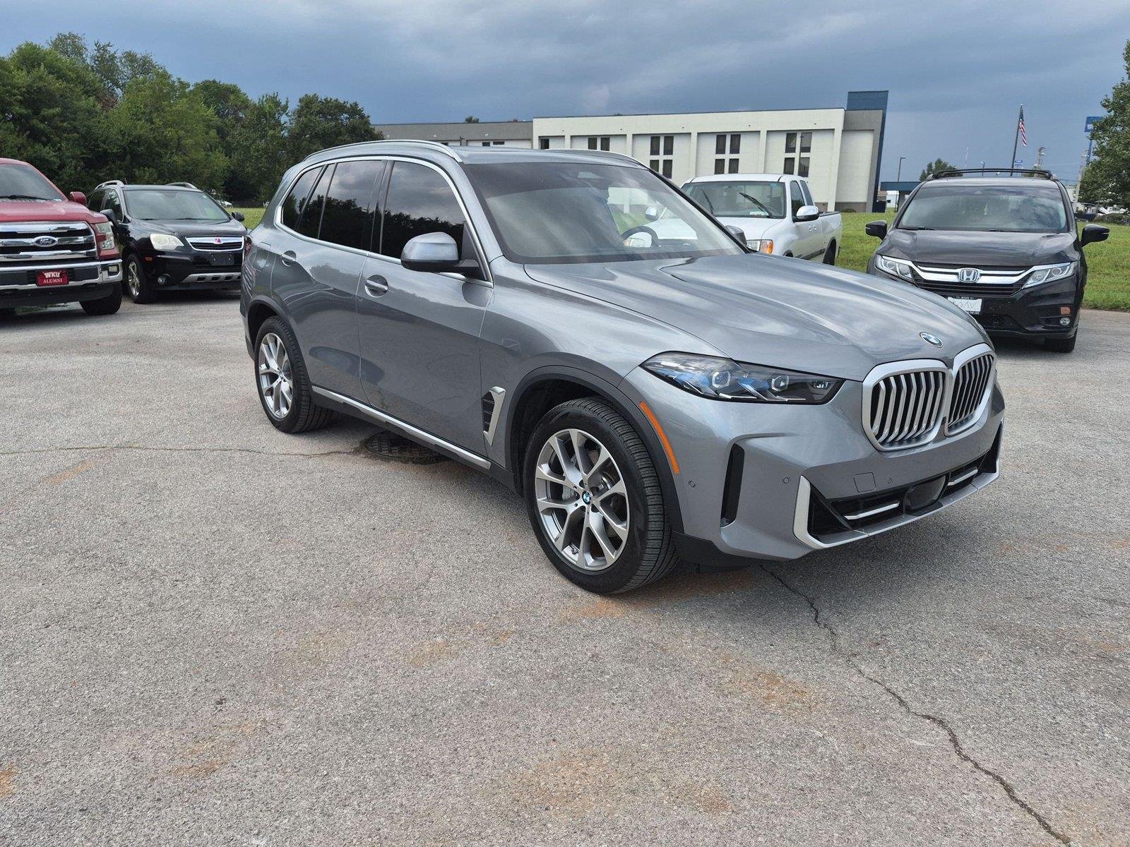 Used 2025 Skyscraper Grey Metallic BMW xDrive40i image 7