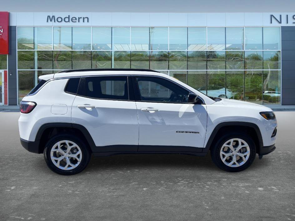 Used 2024 Bright White Clearcoat Jeep Latitude image 4