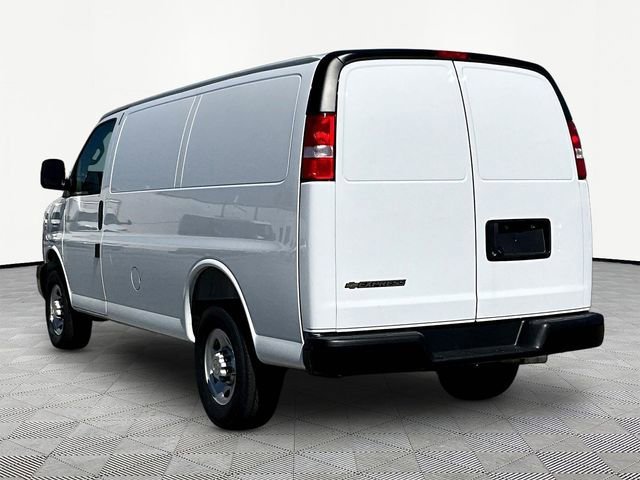 New 2026 Summit White Chevrolet WT image 4