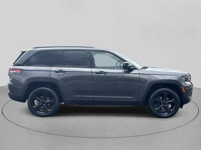 Used 2024 Gray Jeep Altitude image 33