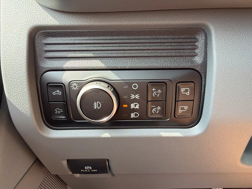 New 2027 Agate Black Metallic Ford F-250® XLT image 32