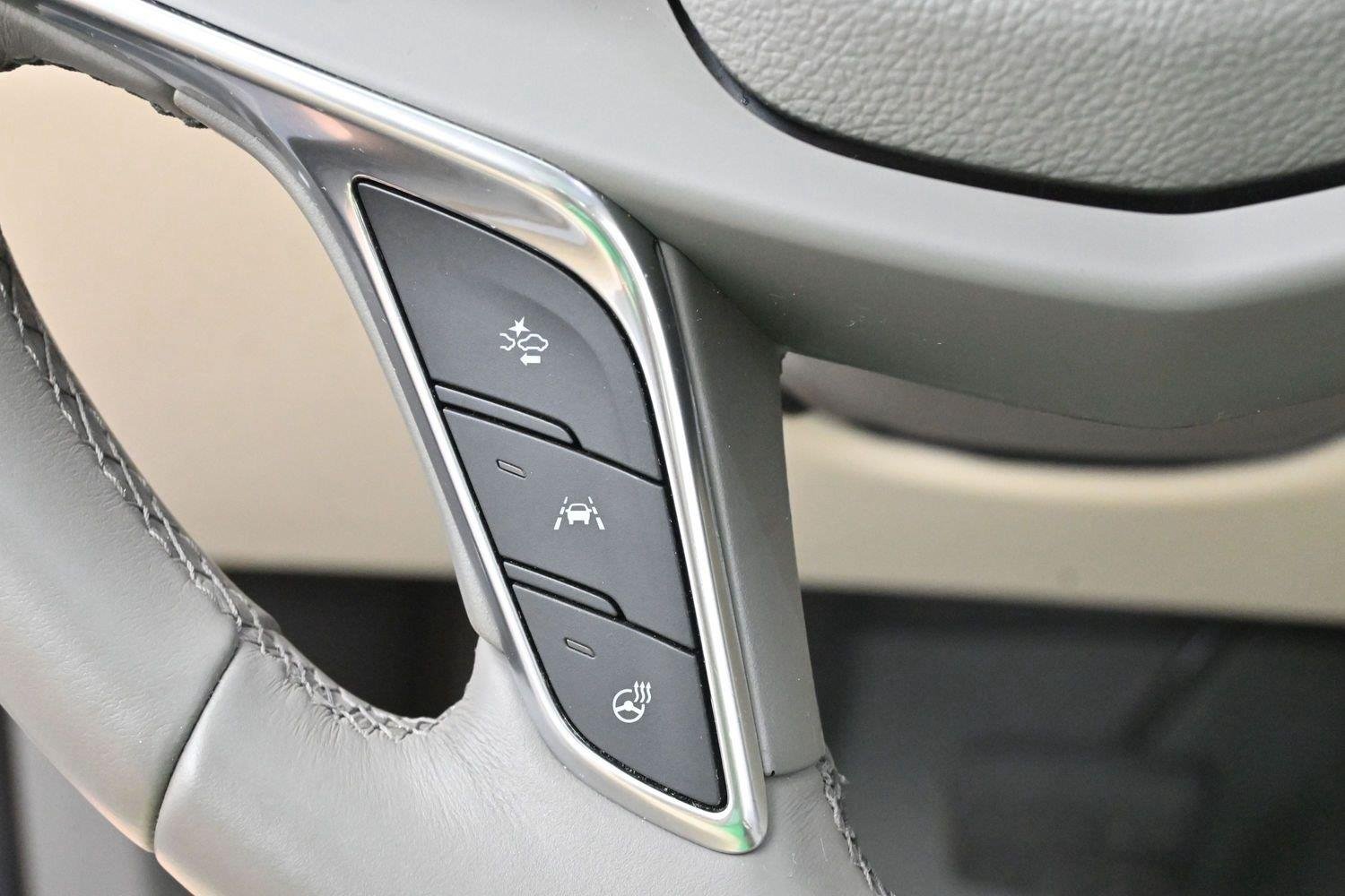 Used 2017 CRYSTAL WHITE TRICOAT Cadillac Luxury FWD image 21