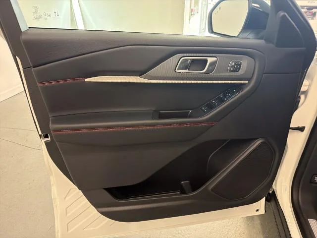 New 2027 Star White Metallic Tri-Coat Ford ST-Line image 32