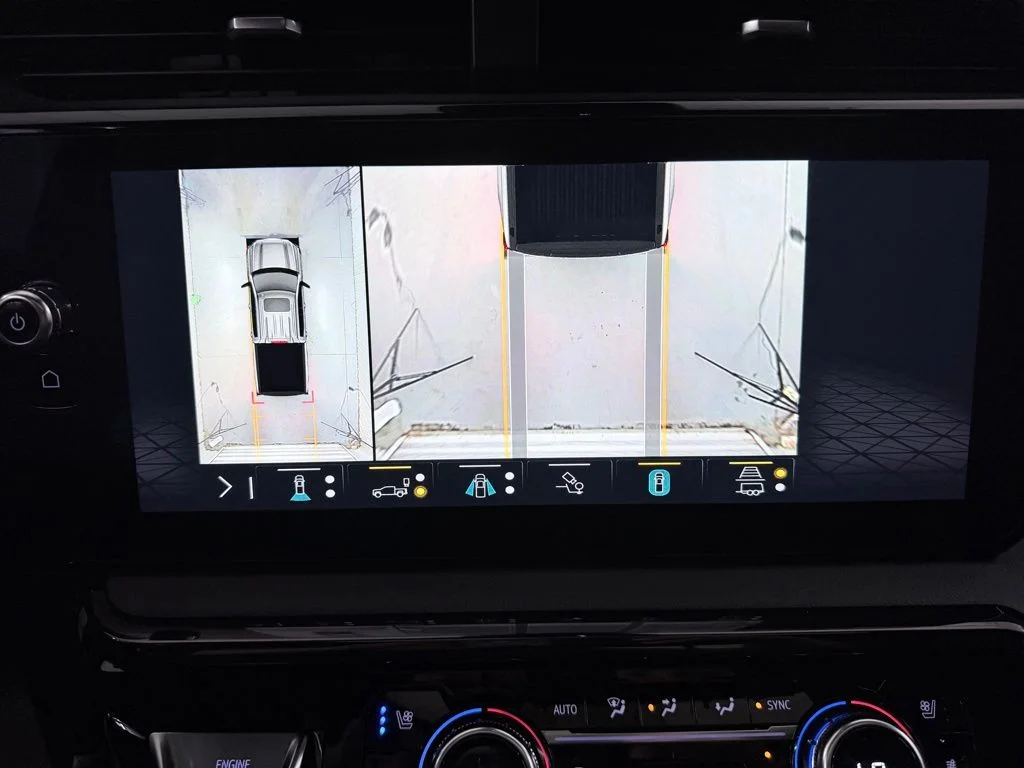 Used 2023 White GMC AT4 image 16