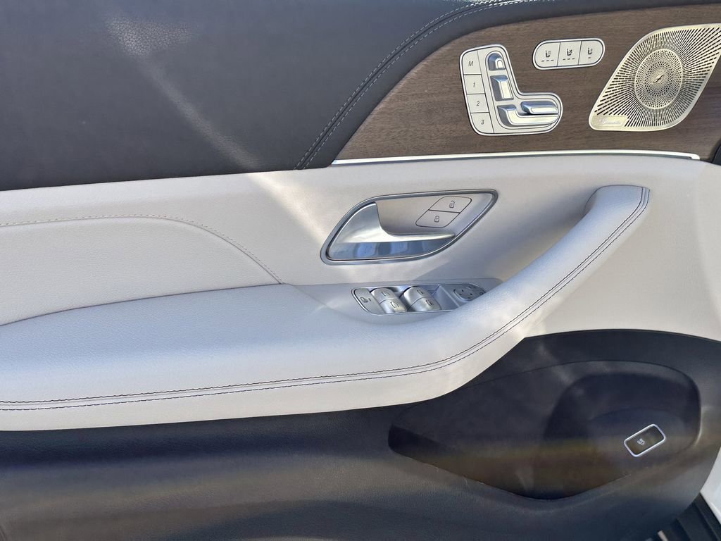 New 2026 MANUFAKTUR Moonlight White Metallic Mercedes-Benz GLS 450 image 11