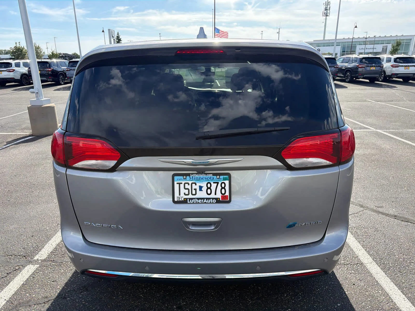 Used 2018 Billet Silver Metallic Clearcoat Chrysler Hybrid Touring Plus image 16