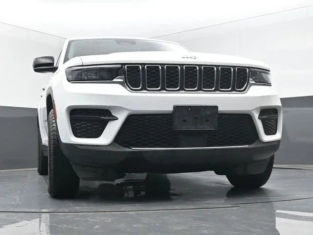 Used 2024 White Jeep Laredo image 44