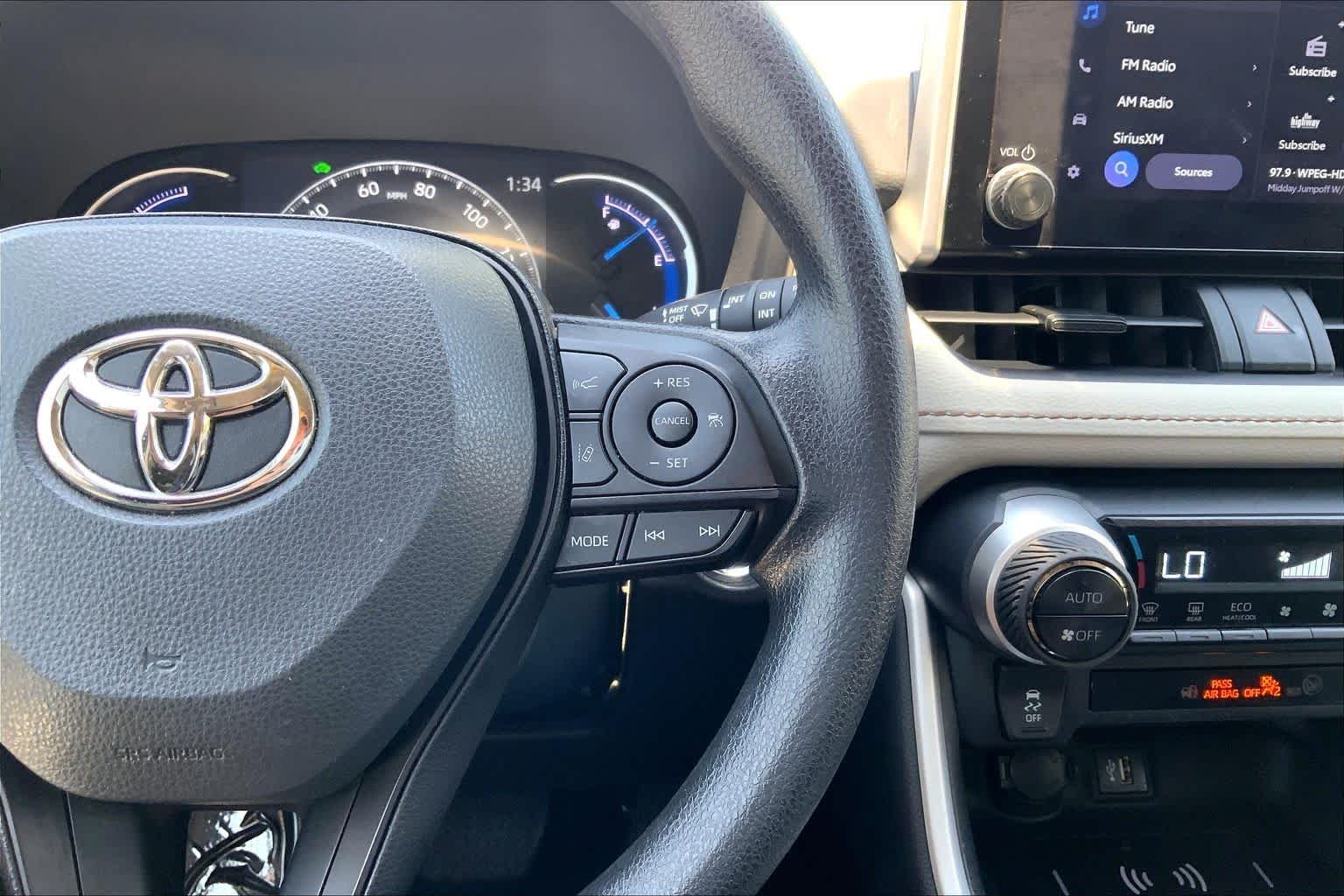 2024 Toyota RAV4 XLE - Photo 25