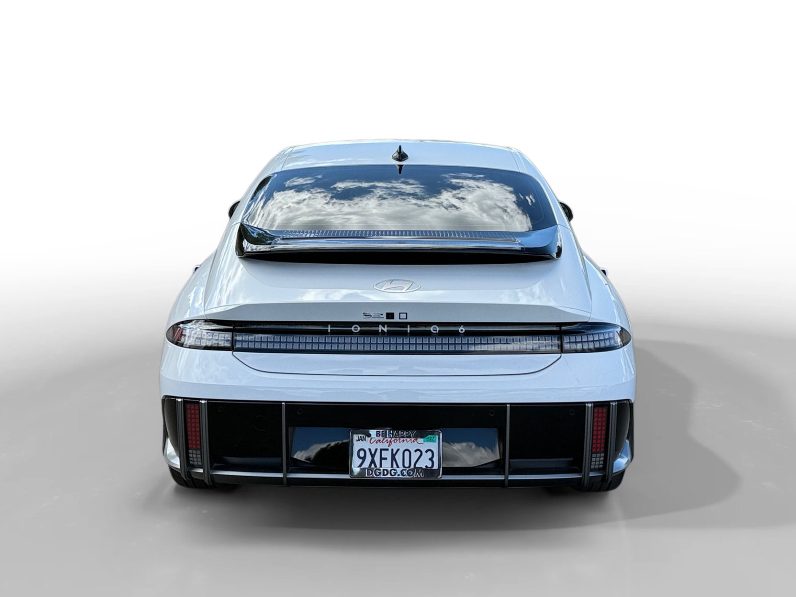 Used 2025 White Hyundai SEL image 4