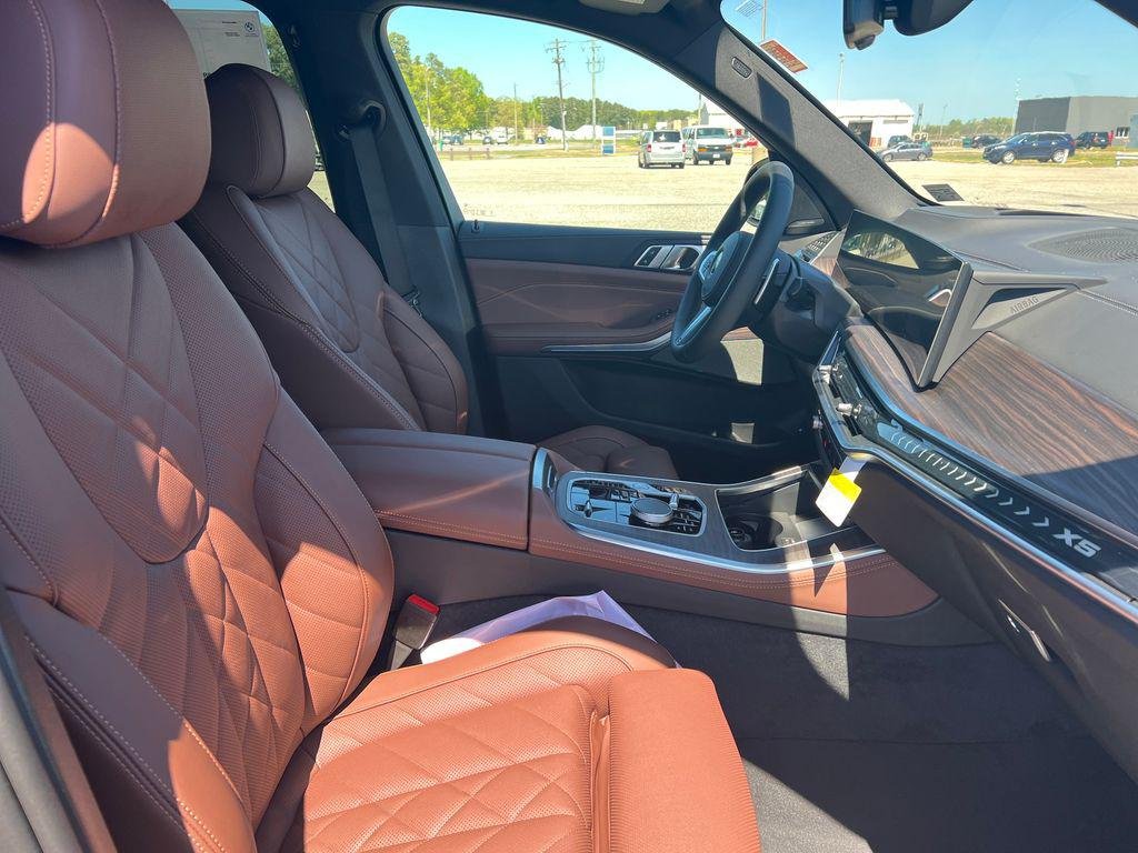 New 2026 Black Sapphire Metallic BMW xDrive50e image 25