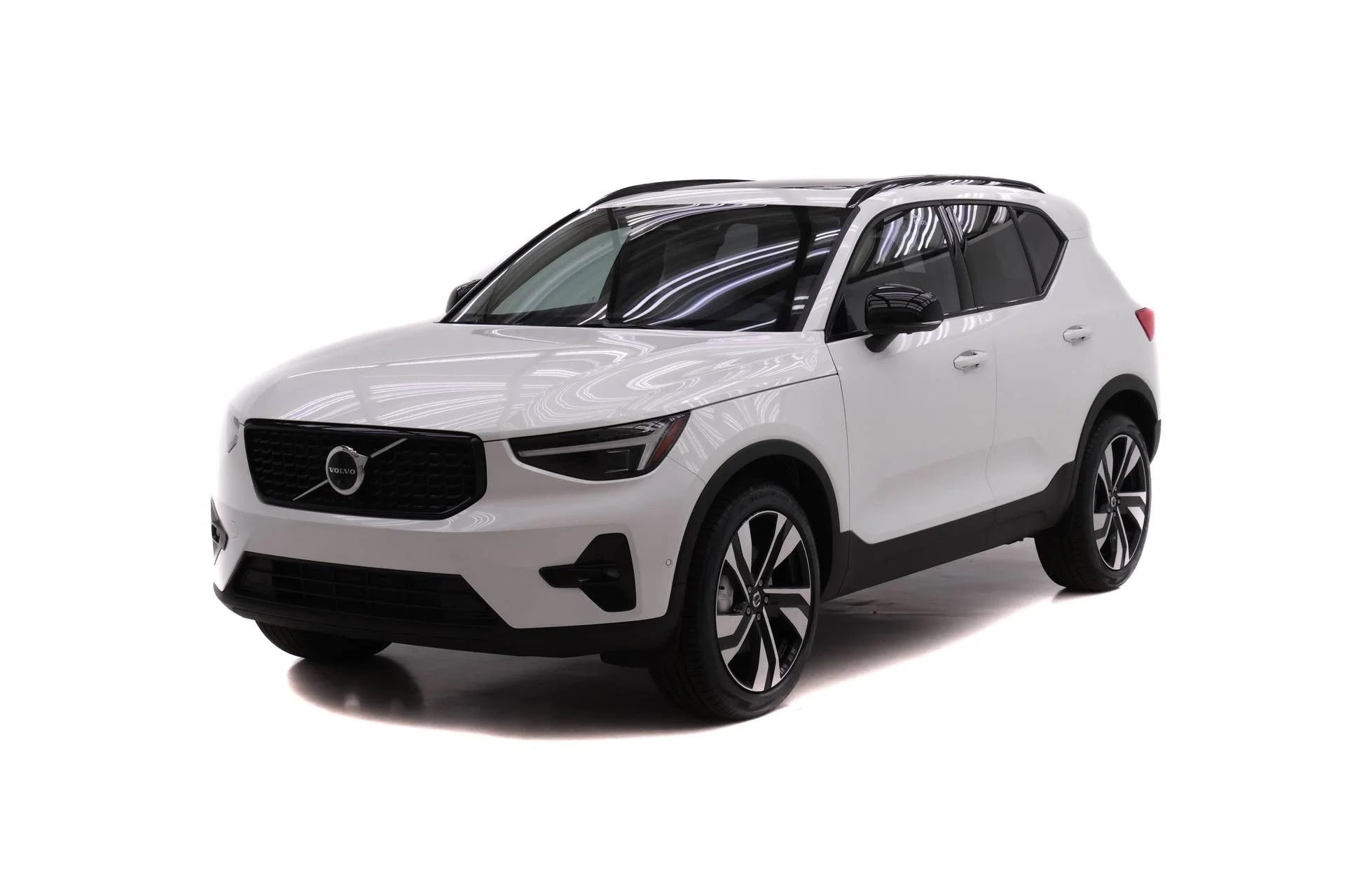2026 Volvo XC40 B5 Plus Dark AWD's photo