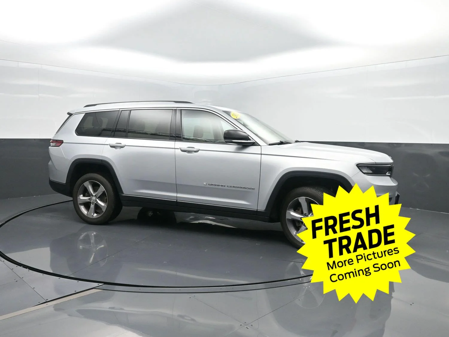 Used 2022 Silver Zynith Jeep Limited image 3