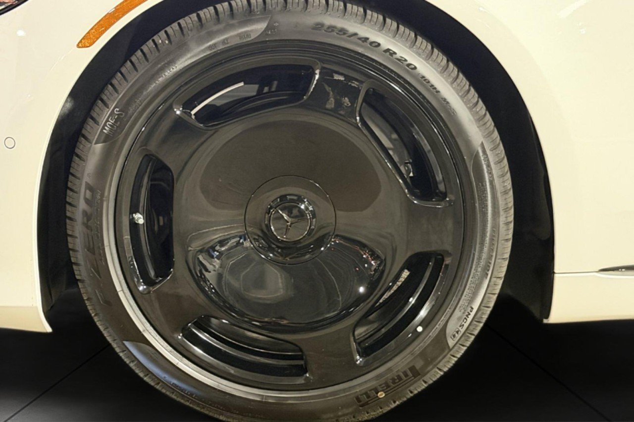 New 2027 MANUFAKTUR Moonlight White Metallic Mercedes-Benz Maybach S 580 4MATIC® Sedan image 23