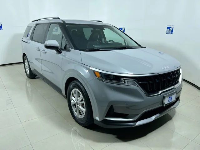 2023 Kia Sedona LX's photo