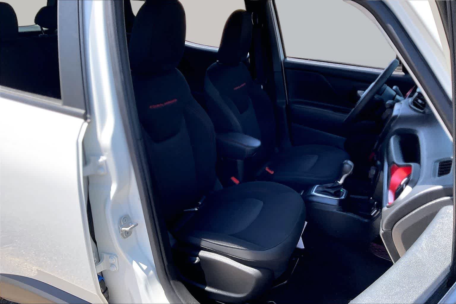 Used 2023 Alpine White Clearcoat Jeep Trailhawk image 9