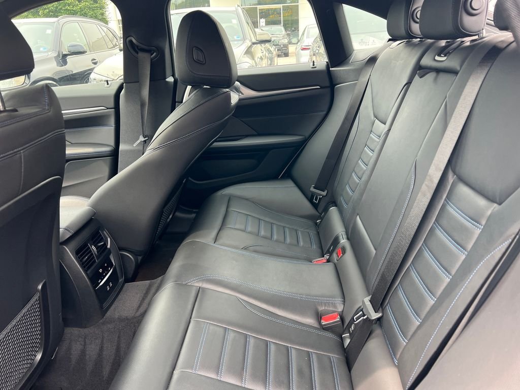 Used 2023 White BMW M50 image 25