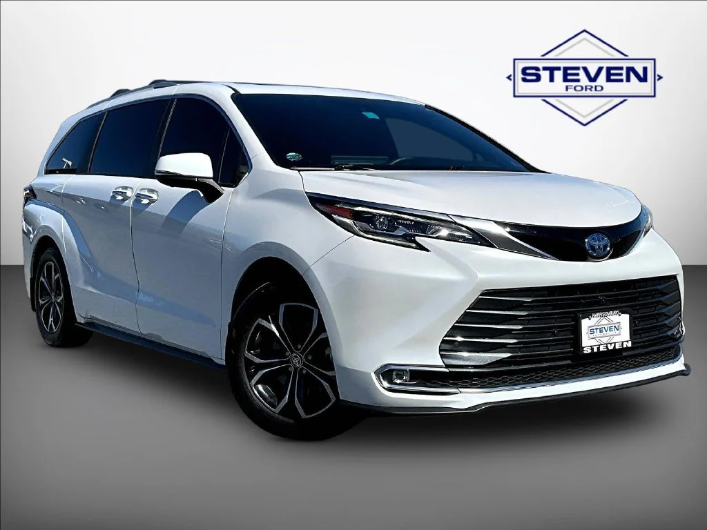 Used 2025 Wind Chill Pearl Toyota Platinum image 1