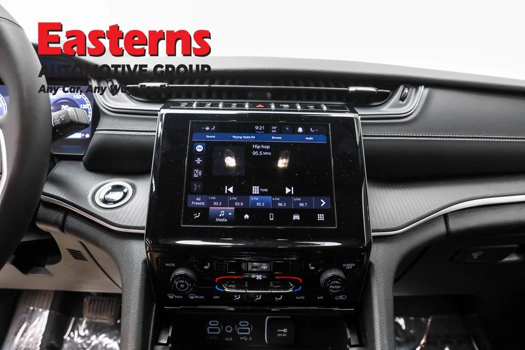 Used 2024 White Jeep Altitude image 12