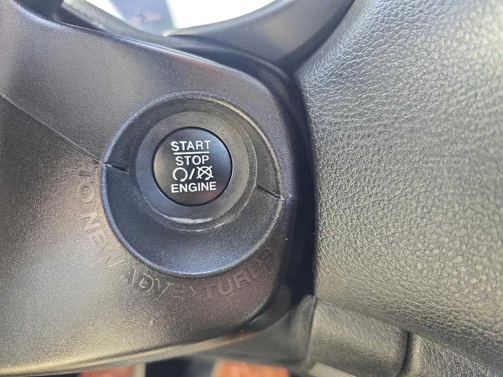 Used 2022  Jeep Latitude image 16