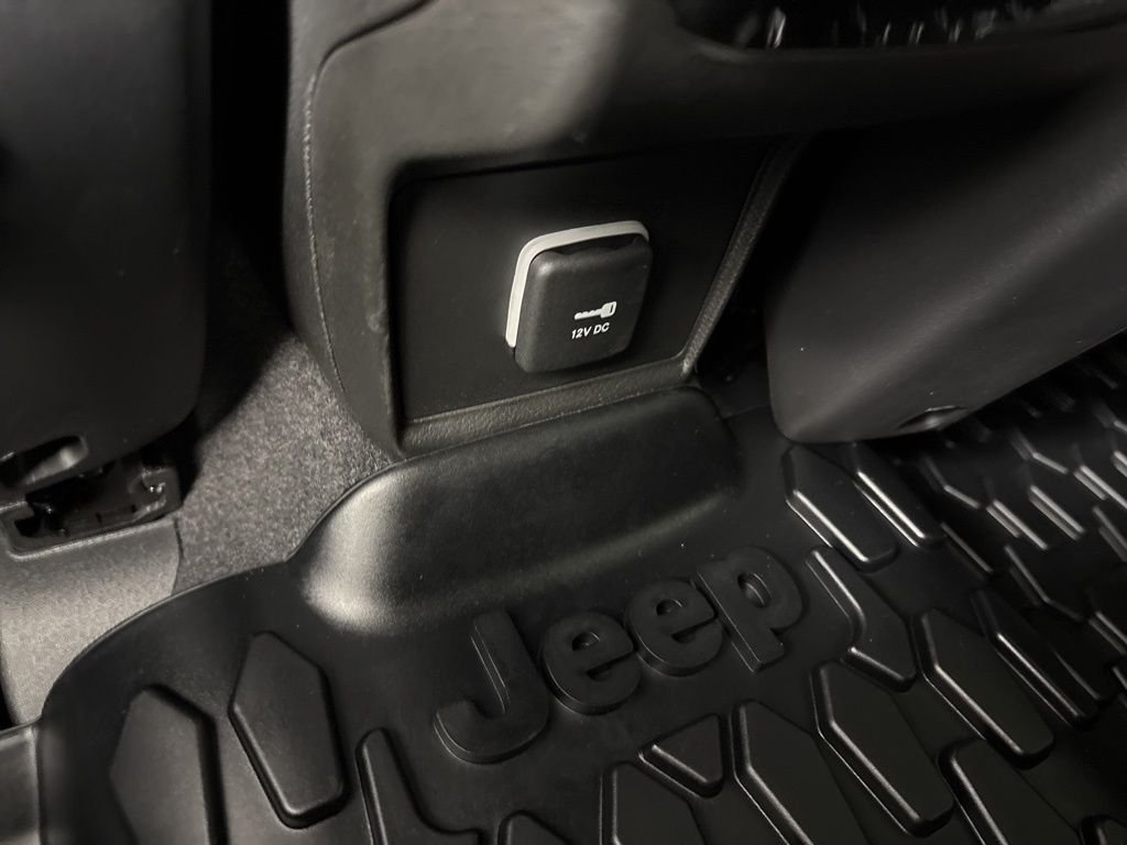 New 2026 Diamond Black Crystal Pearlcoat Jeep Latitude image 35