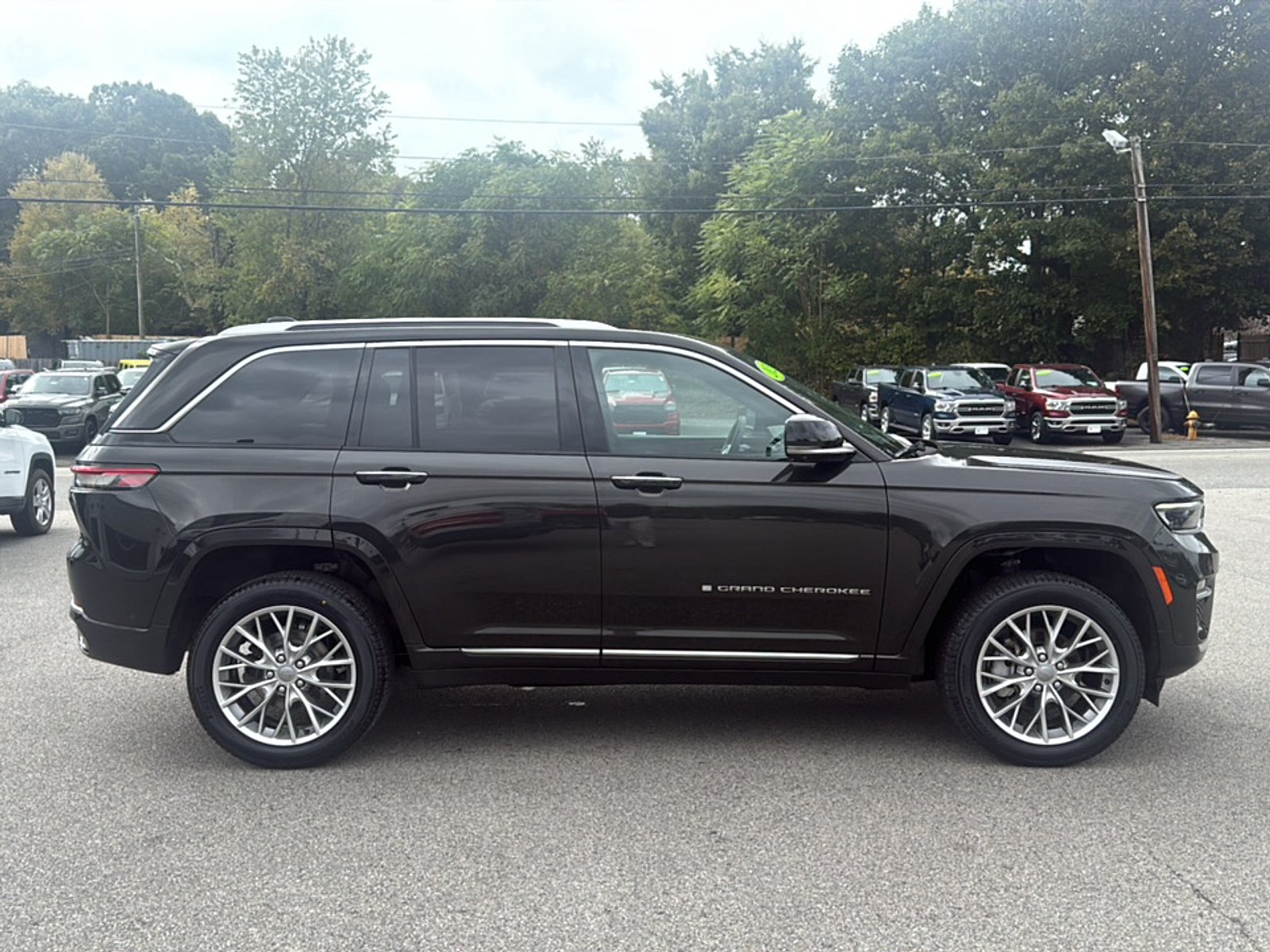 Used 2023 Rocky Mountain Pearlcoat Jeep Summit 4x4 image 4