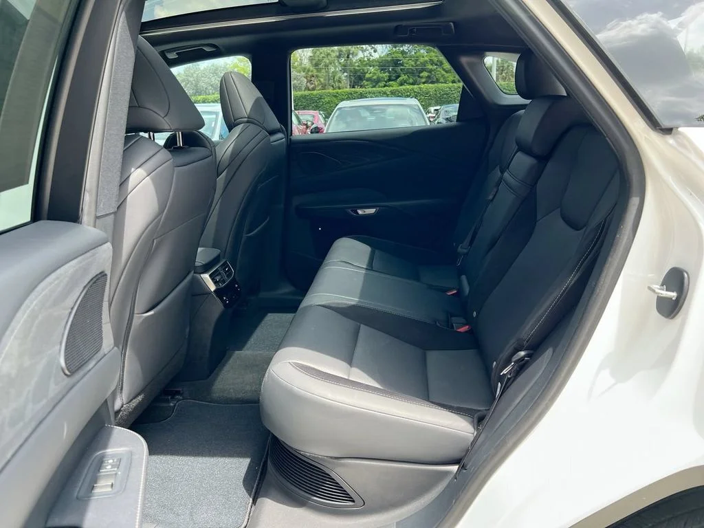 Used 2024 Ultra White Lexus 500h F SPORT Performance image 19