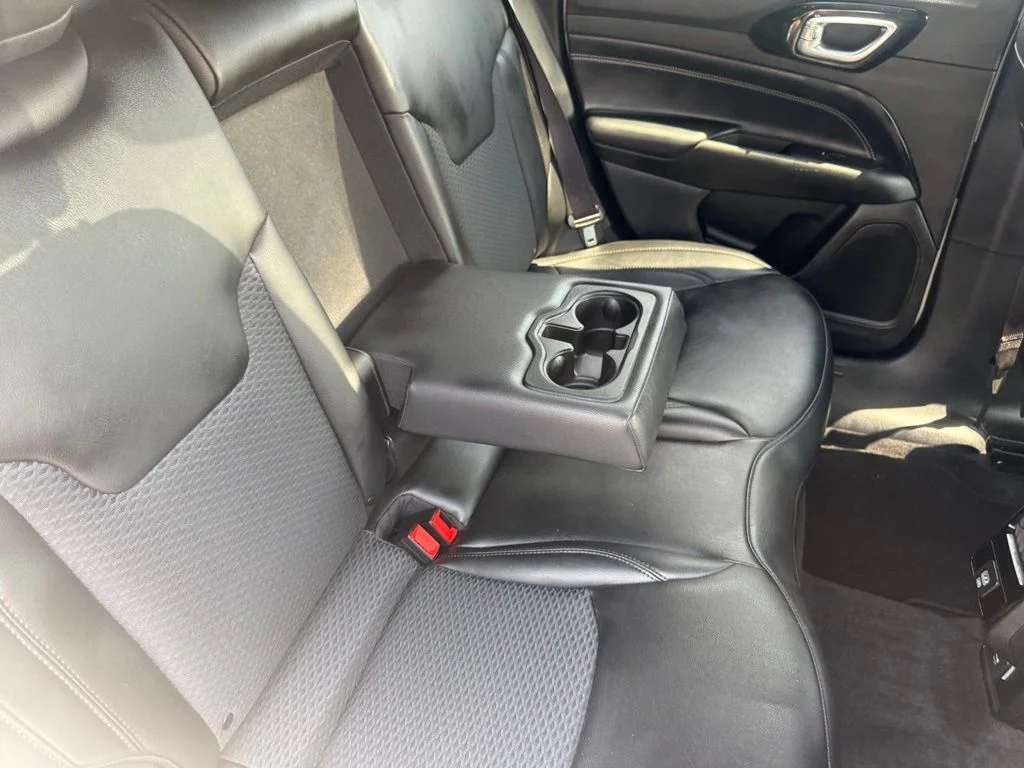 Used 2022 White Jeep Latitude image 47
