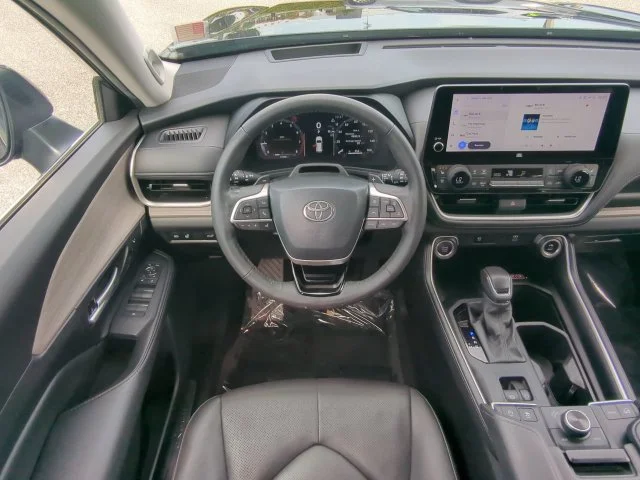 Certified Used 2024  Toyota Platinum image 19