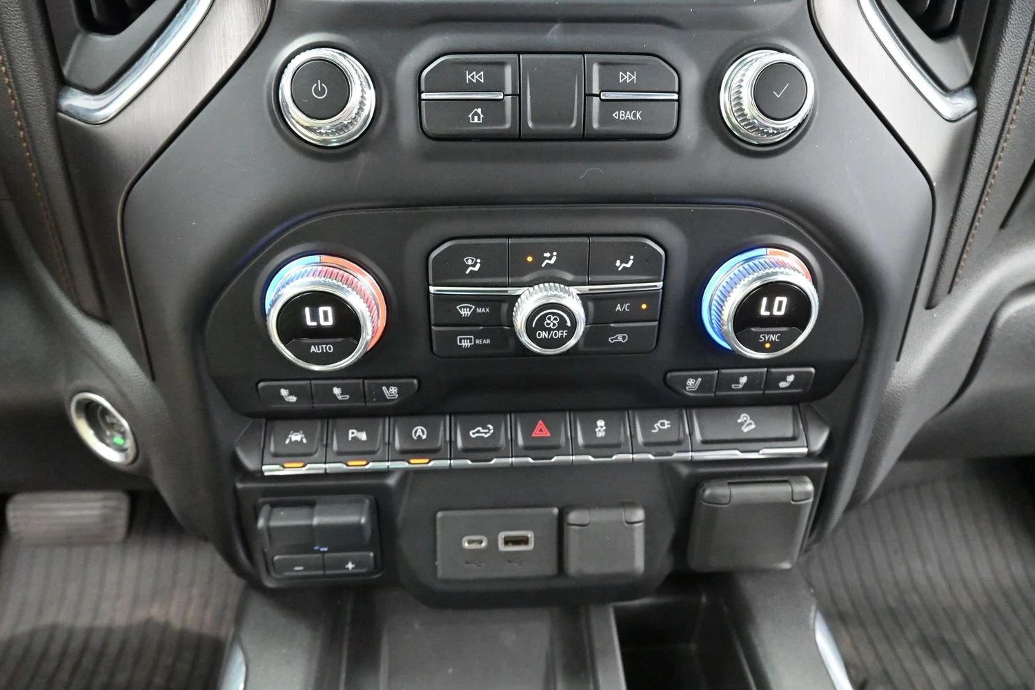 Used 2020 ONYX BLACK GMC AT4 image 25