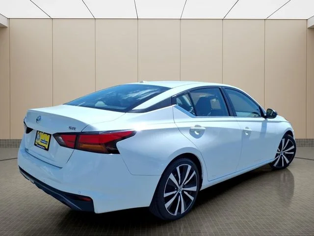 Used 2022 White Nissan 2.5 SR image 7