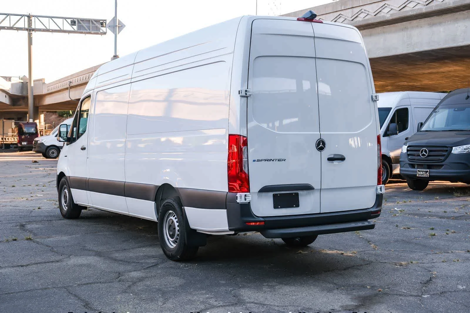 New 2025 Arctic+White Mercedes-Benz Cargo 170WB High Roof 113kw Battery RWD SO Motor image 6
