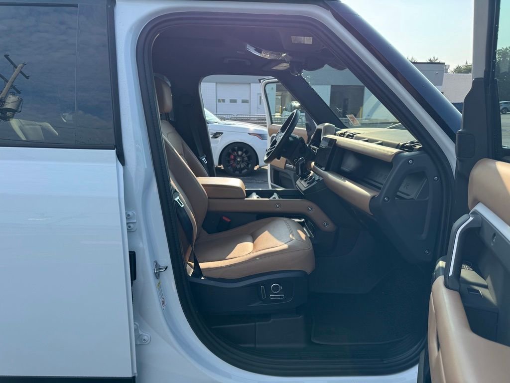 Used 2025 Fuji White Land Rover S image 7