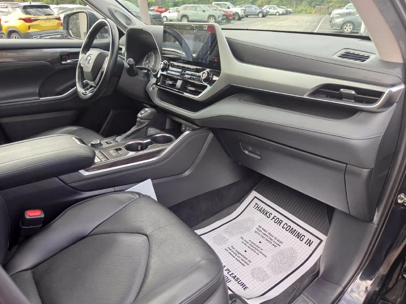 Used 2022 Black Toyota Platinum image 24