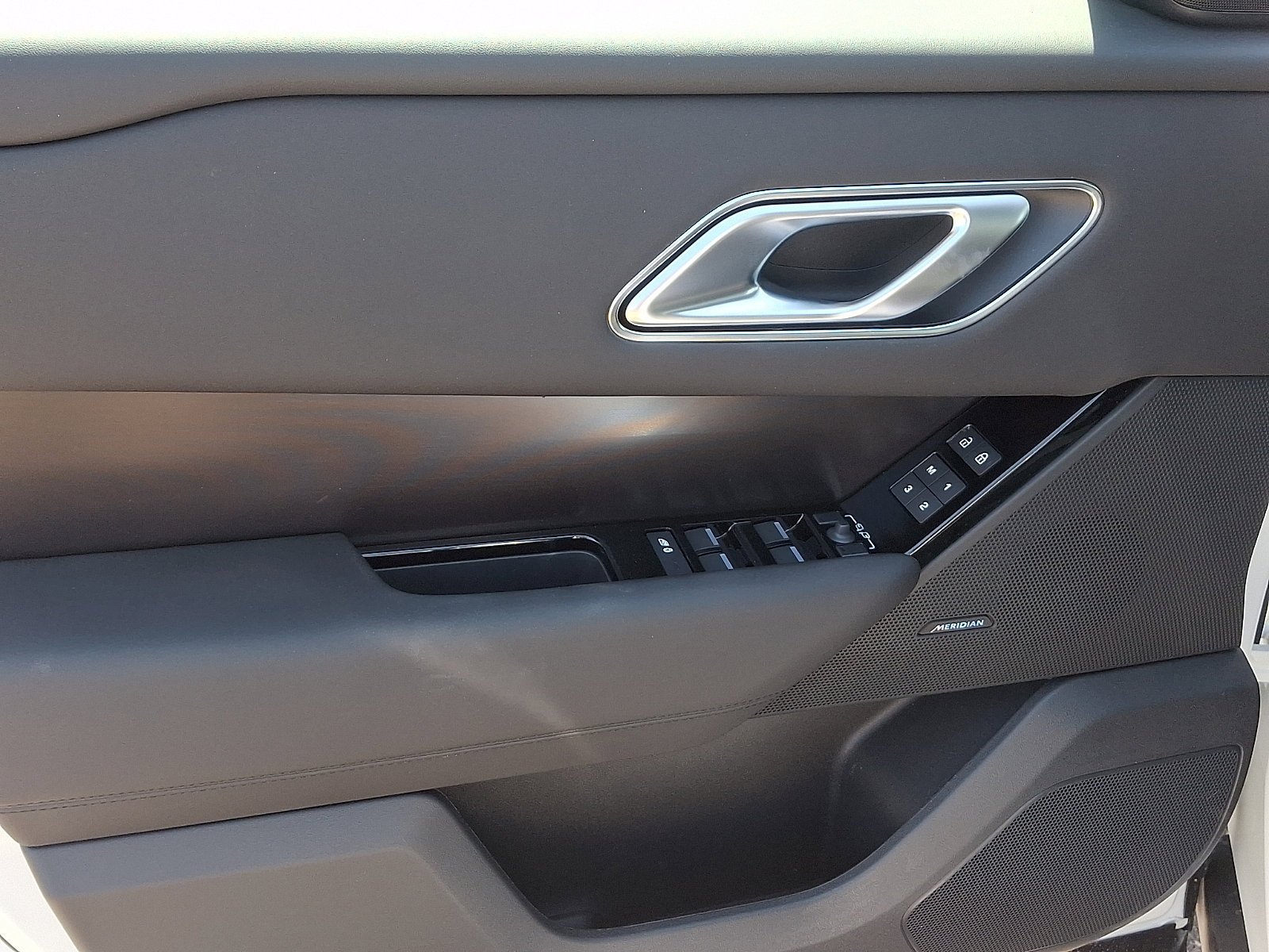 New 2026 Fuji White LAND ROVER Dynamic SE image 9