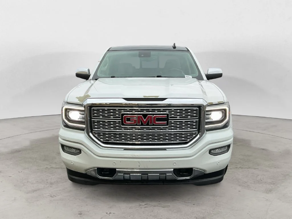 Used 2017 WHITE FROST TRICOAT GMC Denali image 3