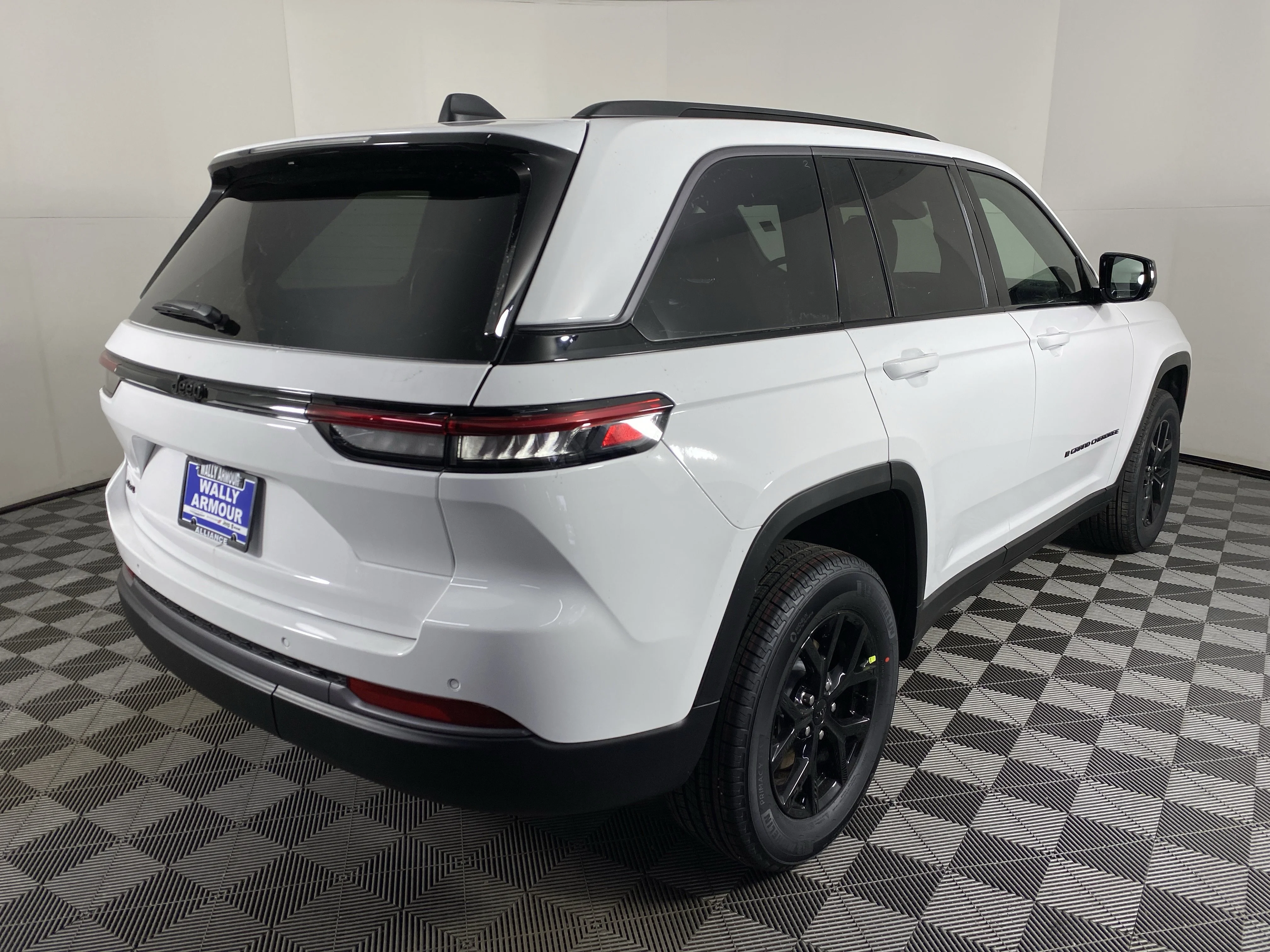 New 2026 Bright White Clear-Coat Exterior Paint Jeep Altitude image 8