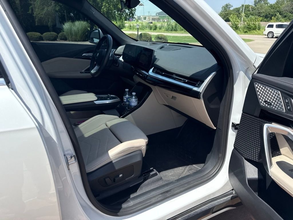 Used 2024 White BMW xDrive28i image 14