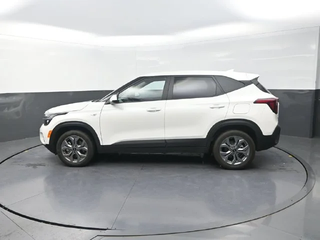 Used 2024 White Kia LX image 6