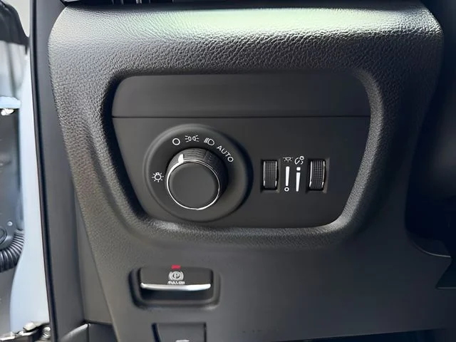 Used 2025 Silver Jeep Altitude image 10
