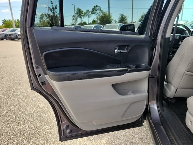 Used 2019 Modern Steel Metallic Honda Touring image 15
