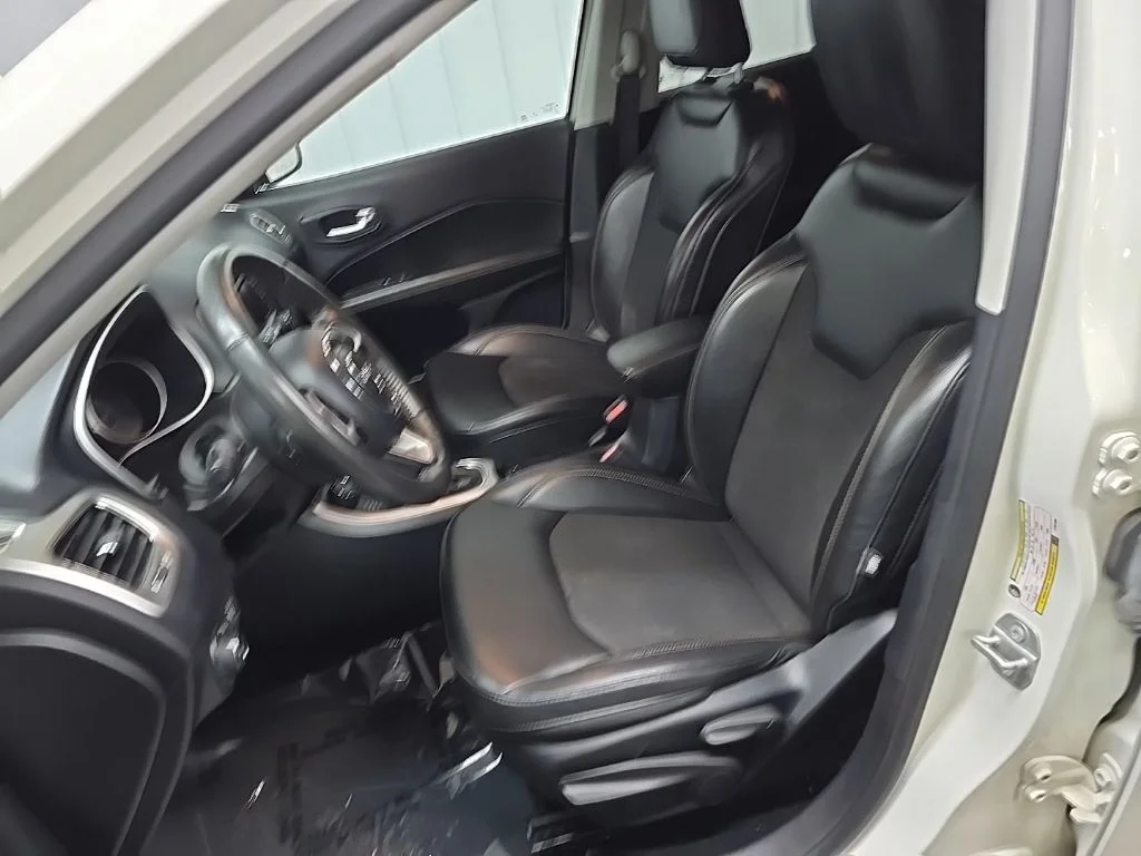 Used 2018 White Jeep Latitude image 29