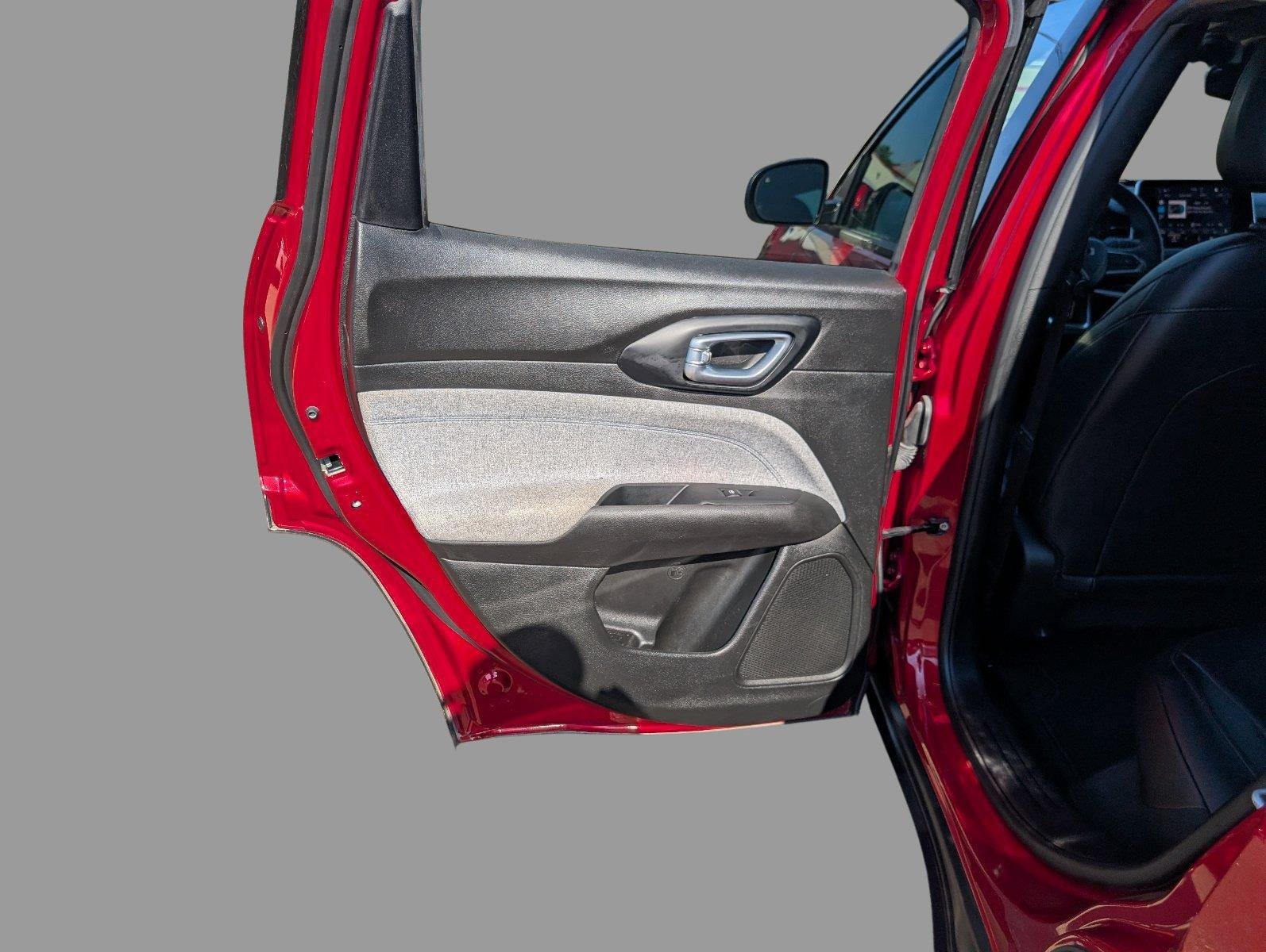 Used 2025 Red Hot Pearlcoat Jeep Latitude image 17