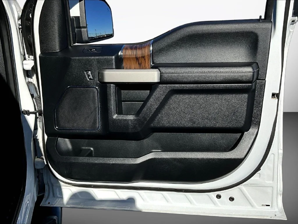 Used 2020 Oxford White Ford Lariat image 32